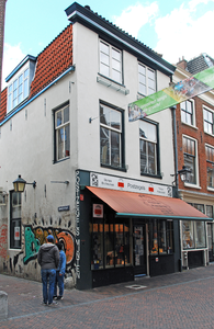 904693 Gezicht op het pand Zadelstraat 43 (Postzegel- en Muntenhandel W. van der Bijl) te Utrecht, op de hoek met de ...